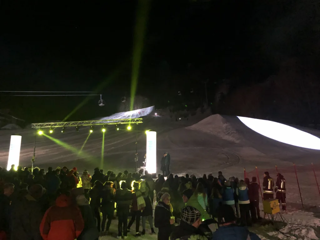 Zuschauer verfolgen die Lichtshow auf der Piste.